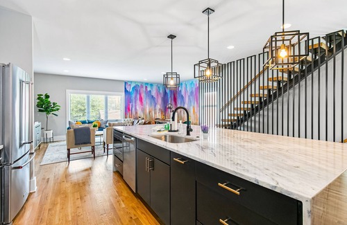 Hadley - Washington Casa | Luxury townhouse with a rooftop patio, central AC, & washer/dryer