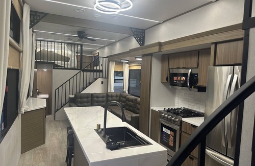Malibu Casa | Luxury Trailer next to Cielo Farms