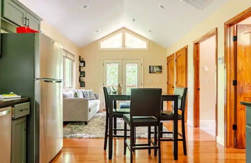 Marshall Cabina | Luxury Treehouse - Crows Nest - Near Asheville Pet Friendly