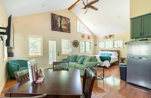 Marshall Cabina | Luxury Treehouse -M aple Treehouse - Near Asheville - Pet Friendly