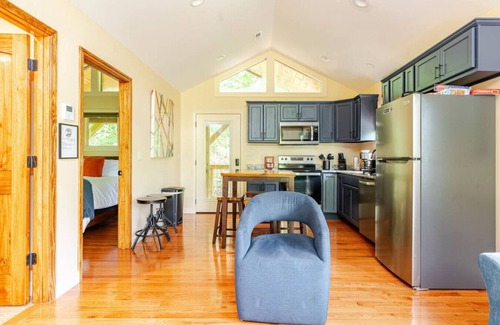 Marshall Cabina | Luxury Treehouse - The Aerie - Near Asheville - Pet Friendly