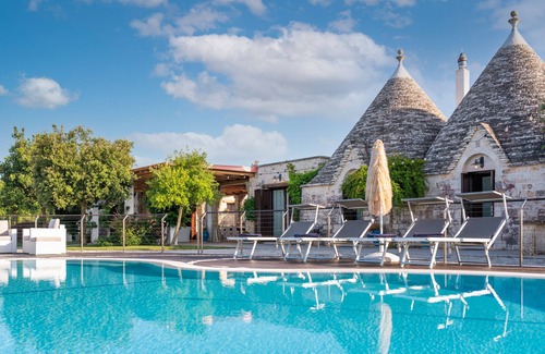 Castellana Grotte Villa | Trullo de lujo, piscina privada, aire acondicionado, WiFi, cancha de tenis privada, horno de pizza