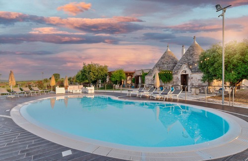 Castellana Grotte Villa | Trullo de lujo, piscina privada, aire acondicionado, WiFi, cancha de tenis privada, horno de pizza