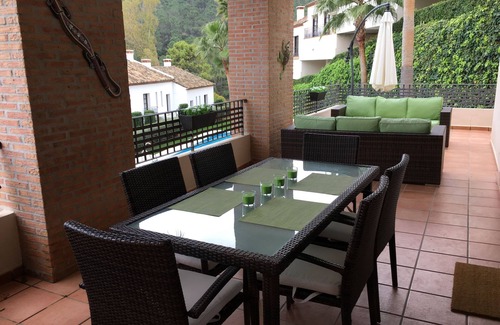 Benahavis Apartamento | Apartamento de lujo con dos camas en el pueblo de Benahavis