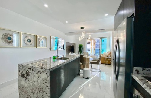 Downtown Santo Domingo Condominio | Luxury Upscale, City Center Condo, Full AC, Fast Wi-Fi, Pool, King Bed, Near All