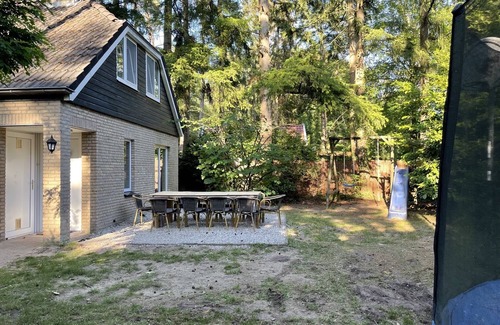 Lochem Casa | Luxury vacation home with bar billiards and sauna in wooded area