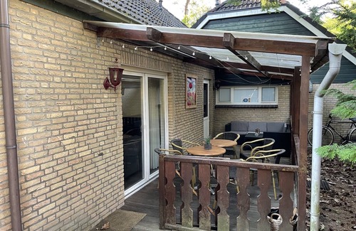 Lochem Casa | Luxury vacation home with bar billiards and sauna in wooded area