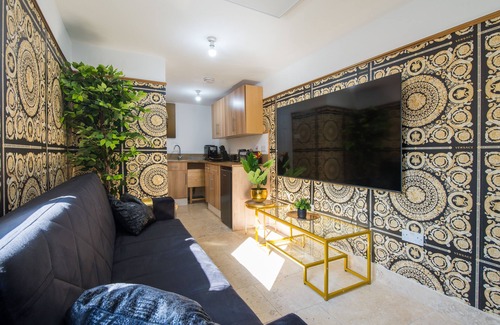 Leyton Apartamento | Luxury Versace 2 Bed, Hot Tub, Pool Table, Sky Tv