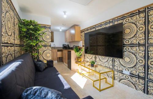 Leyton Apartamento | Luxury Versace 2 Bed, Hot Tub, Pool Table, Sky Tv
