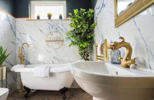 Leyton Apartamento | Luxury Versace 2 Bed Hot Tub Pool Table Sky Tv