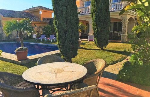 Casares Villa | villa de lujo, 4 dormitorios, 4 cuartos de baño, piscina privada y jardín!