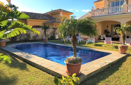 Casares Villa | villa de lujo, 4 dormitorios, 4 cuartos de baño, piscina privada y jardín!