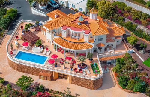 Adeje Villa | VILLA DE LUJO Y APARTAMENTO ADEJE PISCINA PRIVADA CON CALEFACCIÓN, CINE, VISTAS PANORÁMICAS AL MAR