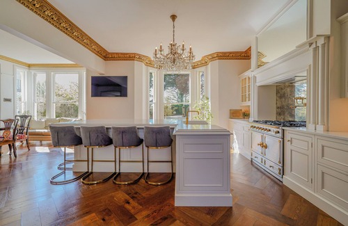 Nottingham City Centre Casa | Luxury Villa - City Centre - Sleeps 13 - Parking