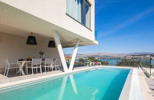 Okrug Gornji Villa | Luxury Villa Glass with Pool