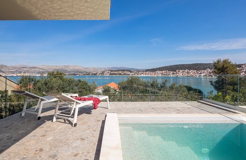 Okrug Gornji Villa | Luxury Villa Glass with Pool