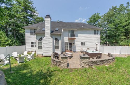 East Stroudsburg Casa | Luxury Villa- Hot Tub-King Bed Suite-Fenced Yard-Game Room-Fire Pit-Ski