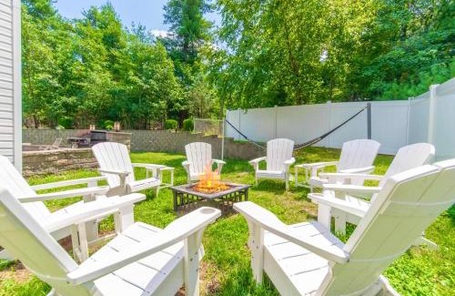 East Stroudsburg Casa | Luxury Villa- Hot Tub-King Bed Suite-Fenced Yard-Game Room-Fire Pit-Ski