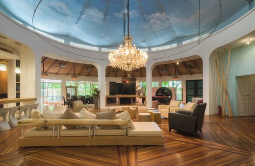 Tamarindo Villa | Luxury Villa in the Heart of Tamarindo — Walk to the Beach & Night Market