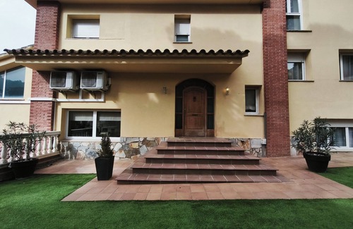 Vallromanes Chalet De Esquí | Luxury Villa in Vallromanes – Nature, Pool, Views, Close to Barcelona & Beach.