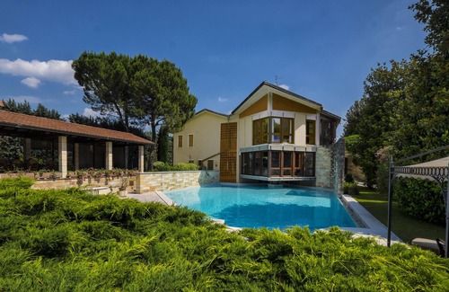 Arbizzano Villa | Villa de lujo cerca de Verona: diseño, piscina, parque, tenis, gimnasio