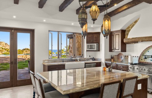 Pedregal Villa | Villa de estilo mediterráneo con gimnasio en casa, sala de juegos, piscina inmensa y minutos del centro