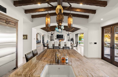 Pedregal Villa | Villa de estilo mediterráneo con gimnasio en casa, sala de juegos, piscina inmensa y minutos del centro