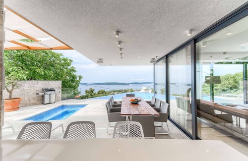 Hvar Villa | Villa de lujo Royal: moderna villa de nueva construcción con vistas a la ciudad de Hvar, al mar y a las islas.