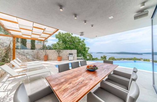 Hvar Villa | Villa de lujo Royal: moderna villa de nueva construcción con vistas a la ciudad de Hvar, al mar y a las islas.