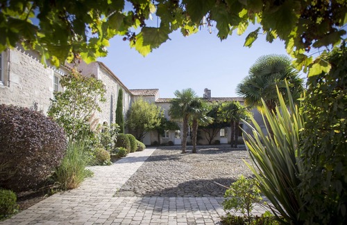 Angoulins Casa | Hermosa y lujosa residencia con piscina en el corazón del pueblo cerca de las playas.