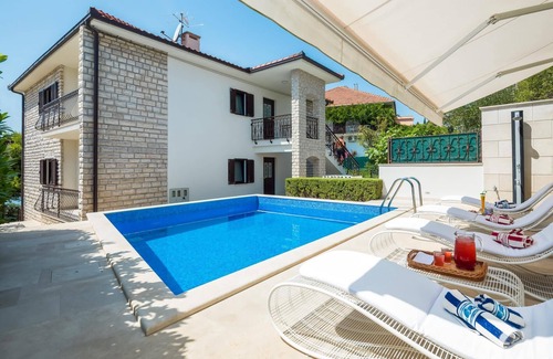 Trogir Villa | **** Villa de lujo, Trogir - Ciovo, directamente en el mar con piscina para 12 personas (+ 2 niños)