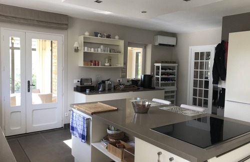 Montclus Villa | Villa de lujo con piscina climatizada y cancha de tenis.