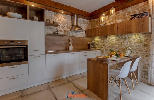 Tribalj Villa | Lujosa villa de piedra con piscina climatizada, piscina infantil y patio en el campo.