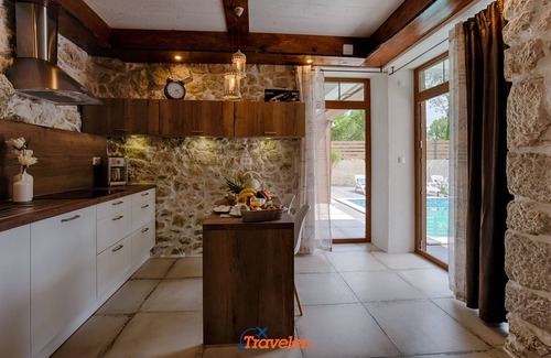 Tribalj Villa | Lujosa villa de piedra con piscina climatizada, piscina infantil y patio en el campo.