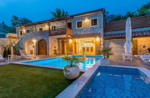 Tribalj Villa | Lujosa villa de piedra con piscina climatizada, piscina infantil y patio en el campo.