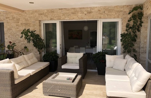 Vulcan Villa | Villa de lujo con piscina climatizada en un entorno natural impresionante.