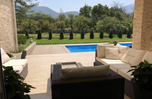 Vulcan Villa | Villa de lujo con piscina climatizada en un entorno natural impresionante.