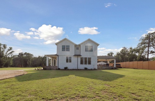 Boerne Villa | Luxury Villa with Huge Kitchen/ Hot Tub/ Barrel Sauna