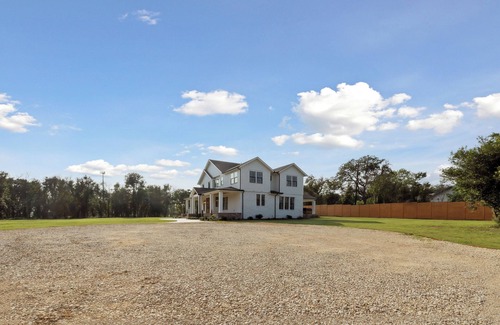 Boerne Villa | Luxury Villa with Huge Kitchen/ Hot Tub/ Barrel Sauna