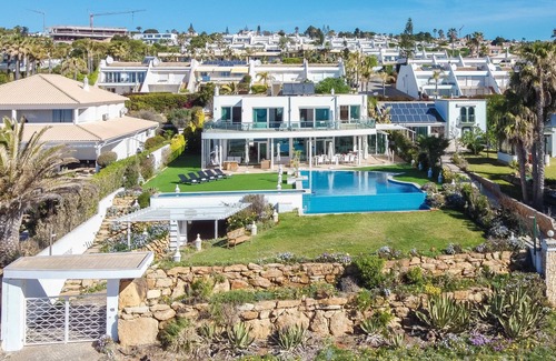 Luz Villa | Lujosa villa con piscina y espectaculares vistas al mar.