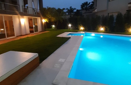 Cannizzaro Villa | VILLA DE LUJO EN EL ACANTILADO CASTILLO ACI ABAJO CON UNA YEGUA