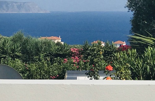 Pylos-Nestoras Villa | Villa de lujo con piscina privada, piscina infantil, ducha exterior y vistas al mar.