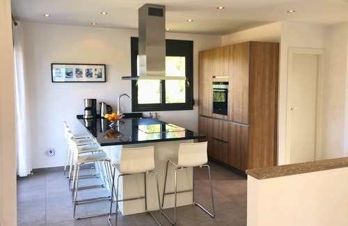 Grizokambos Villa | Villa de lujo con piscina privada, terrazas, vistas al valle y al mar, en una zona tranquila.