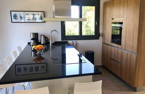Grizokambos Villa | Villa de lujo con piscina privada, terrazas, vistas al valle y al mar, en una zona tranquila.