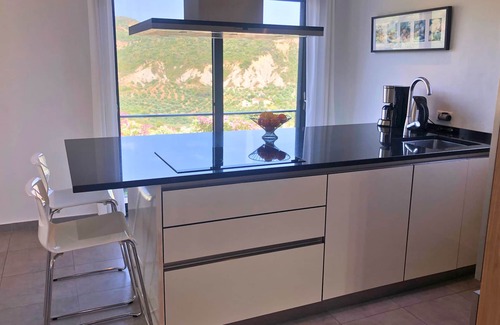 Grizokambos Villa | Villa de lujo con piscina privada, terrazas, vistas al valle y al mar, en una zona tranquila.