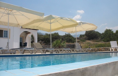 Esentepe Villa | Villa de lujo con piscina infinita privada. Vistas al mar y montaña. Wi-Fi gratis