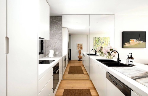 Middle Park Casa | Luxury Villas The Village House (Walk to the beach)