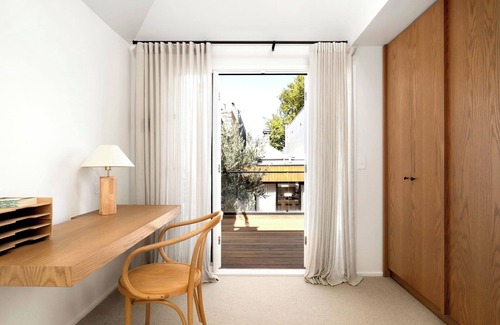 Middle Park Casa | Luxury Villas The Village House (Walk to the beach)