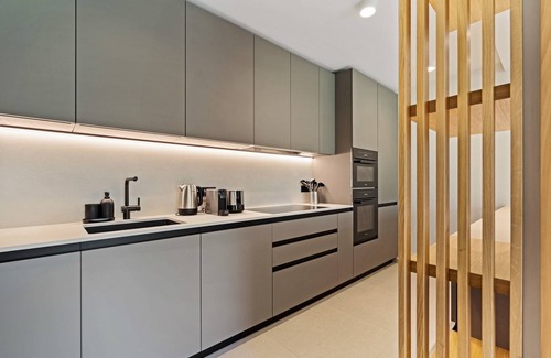 Ville Haute Apartamento | Luxury Ville Haute Haven Queen Bed & City Views