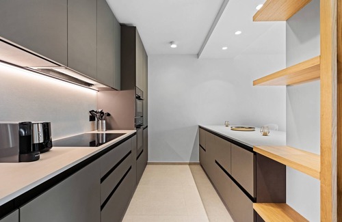 Ville Haute Apartamento | Luxury Ville Haute Haven Queen Bed & City Views